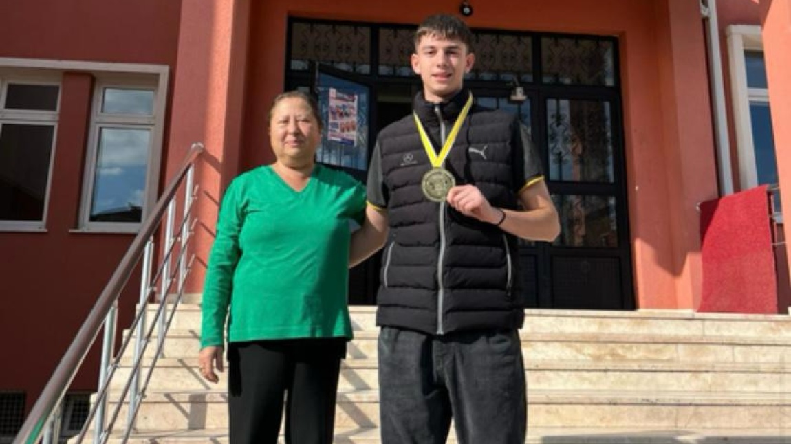 İLLER ARASI KARATE ŞAMPİYONASI' NDA ÖĞRENCİMİZ BİRİNCİ OLDU